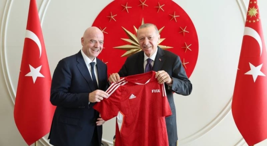Erdoğan'a FIFA Başkanı'ndan özel forma