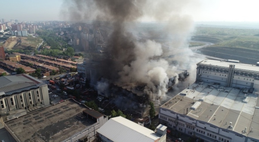İstanbul'da fabrikada çıkan yangın sönmedi! Binada çökme meydana geldi
