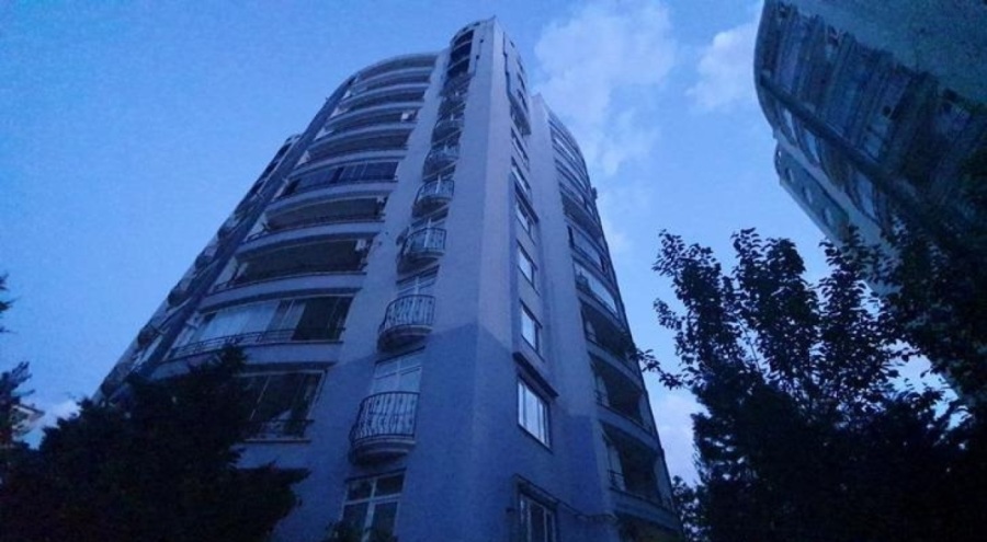 Annesiyle kardeşini odaya kapatıp babasının boğazını kesti