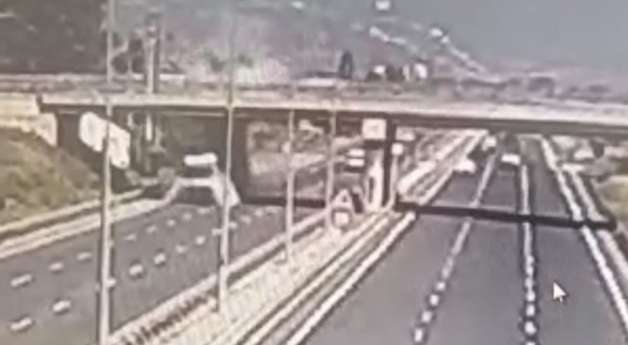 Bursa'da damperi üst geçide çarpan kamyonun şarampole uçtuğu anlar kamerada!