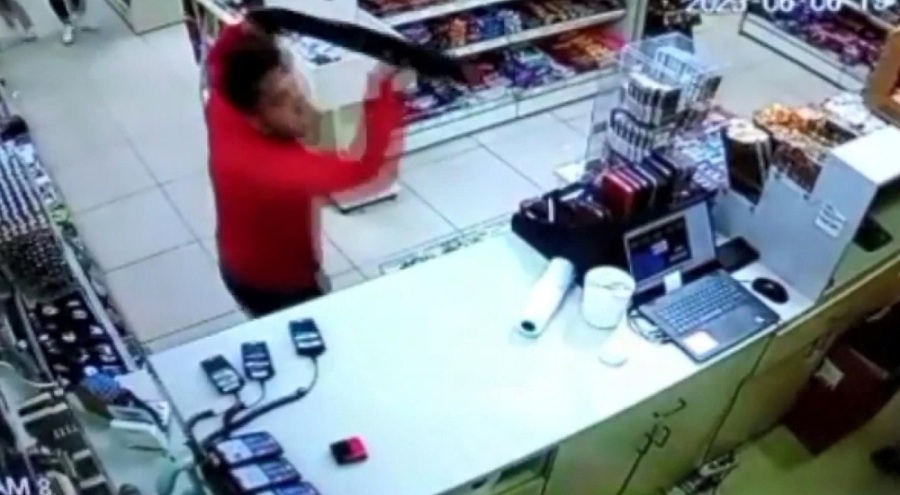 Akaryakıt istasyonuna tüfekle saldırdı