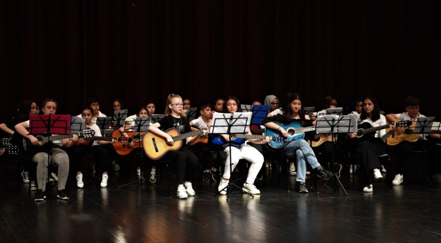 Bursa Osmangazi'de 120 öğrenciden yıl sonu gösterisi