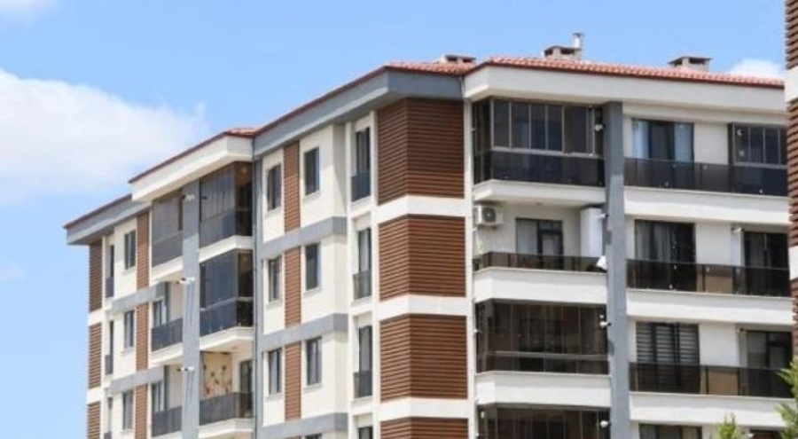 Evine 'Alt kattaki kötü insanlardan dolayı daha kötü insanlara satılıktır' yazısı asan kadın hakkında mahkemeden karar çıktı