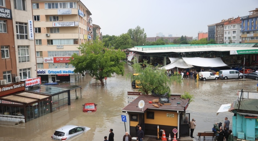 Ankara'da sağanak yağışlar etkisini gösterdi