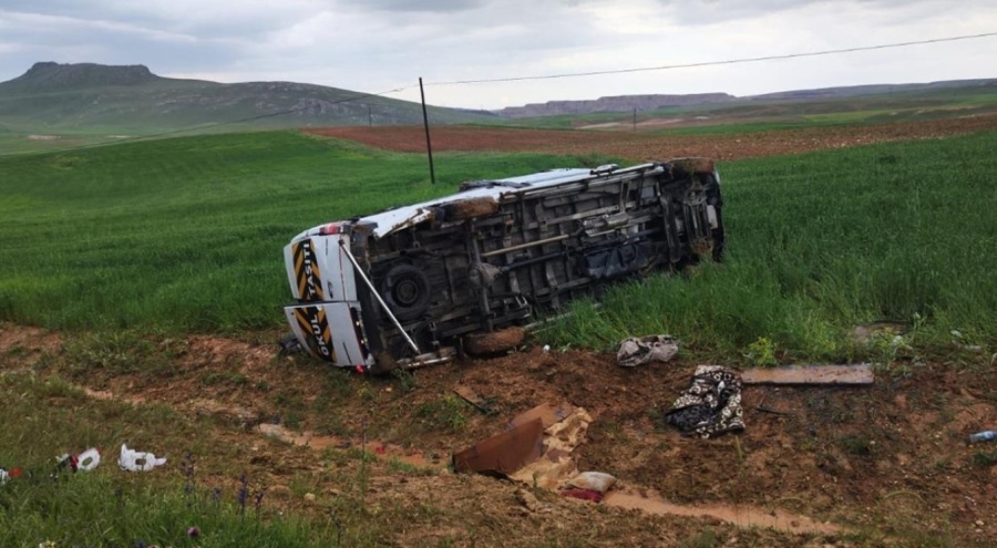 Sivas'ta minibüs devrildi: 13 yaralı