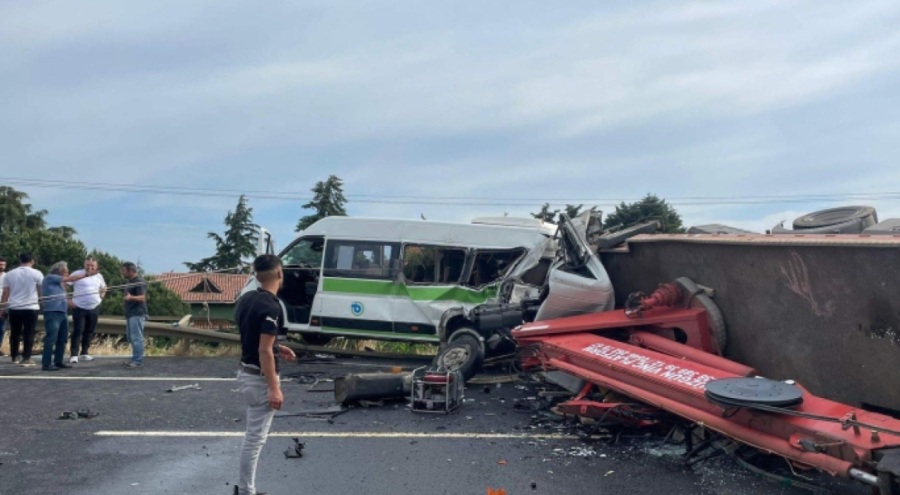 Tekirdağ'da sepetli vinç minibüse çarptı