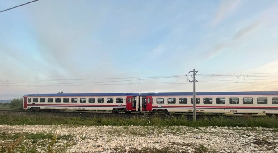 İstanbul'da yolcu treni hemzemin geçitte otomobile çarptı