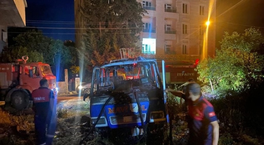 Park halindeki minibüs alev alev yandı