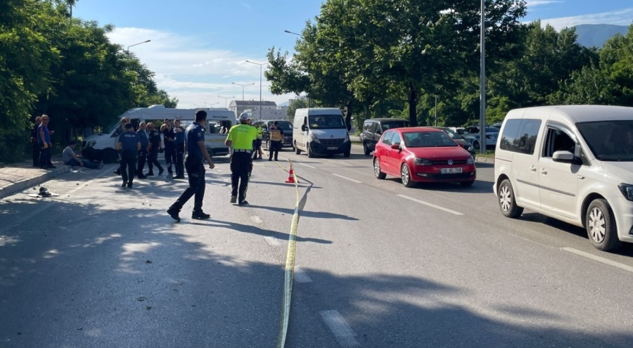 Bursa'da işçi servisi ile otomobil çarpıştı: Ölü ve yaralılar var!