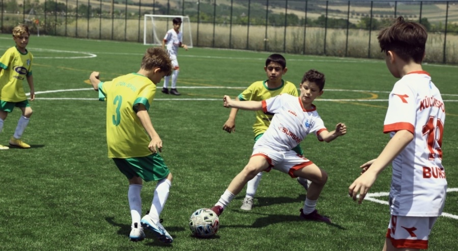 Bursa'da Yenişehir tesislerinde minik futbolcular yetişiyor