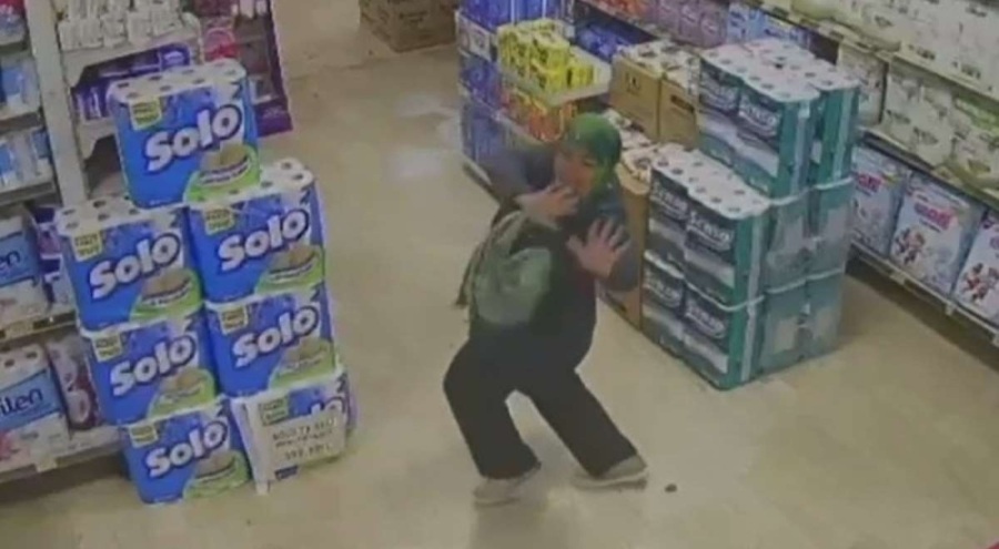 Denizli'de yaşlı kadın marketin ortasında dans şovu yaptı