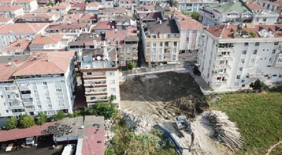 İstanbul'da temel kazıma çalışmalarında yol çöktü