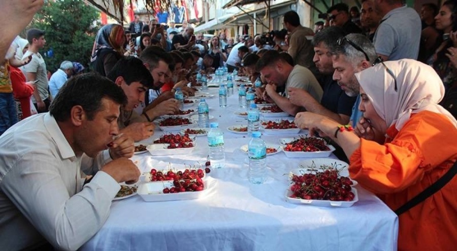 Manisa'da 10 dakikada 2 kilo kiraz yedi, televizyon kazandı