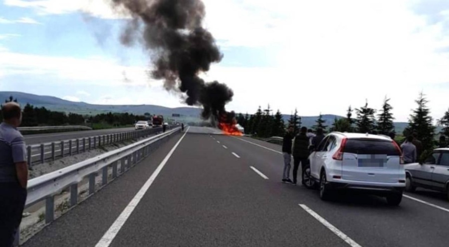 Seyir halindeyken yanan otomobil kullanılamaz hale geldi