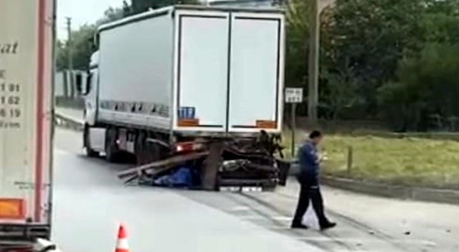 TIR'a arkadan çarpan otomobilin sürücüsü öldü