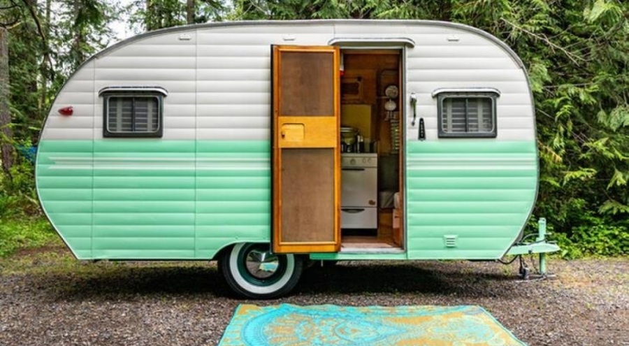 Karavanda ürettiklerini pazarlarda satarak dünyayı turlayacaklar