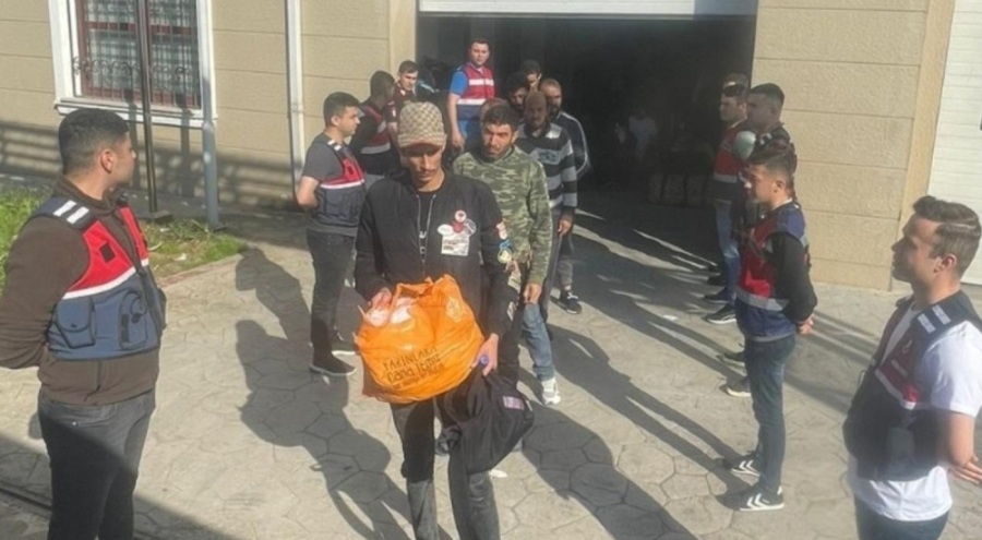 96 düzensiz göçmen ülkelerine gönderildi