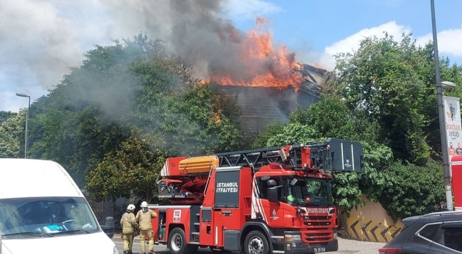İstanbul'da çıkan yangın ahşap binayı küle çevirdi