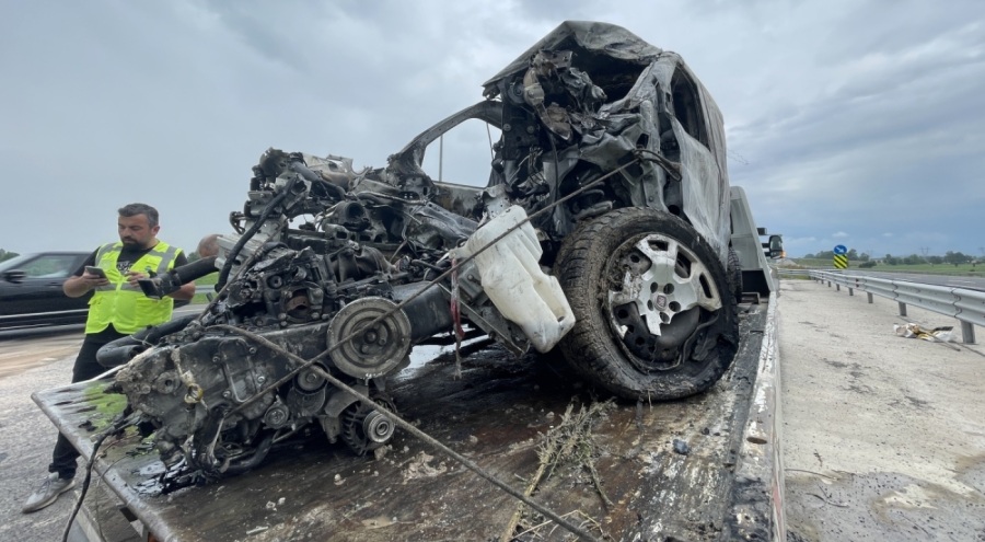 Kuzey Marmara Otoyolu'nda bariyerlere çarpan araç alev aldı