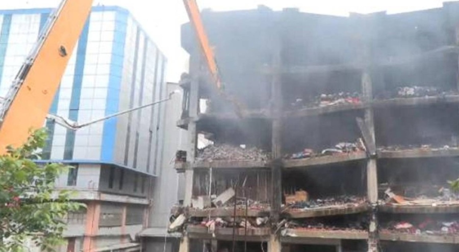 Başakşehir'de yangın çıkan bina yıkılıyor