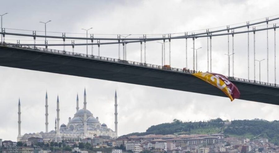 Galatasaray'ın bayrakları İstanbul Boğazı'nda