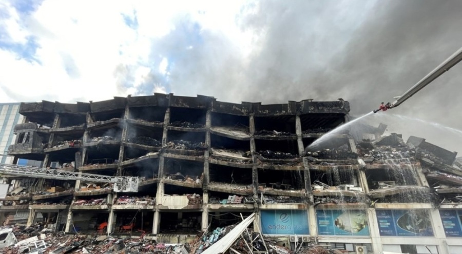 İstanbul'da iki gündür yanan fabrikanın bazı kısımları yıkıldı