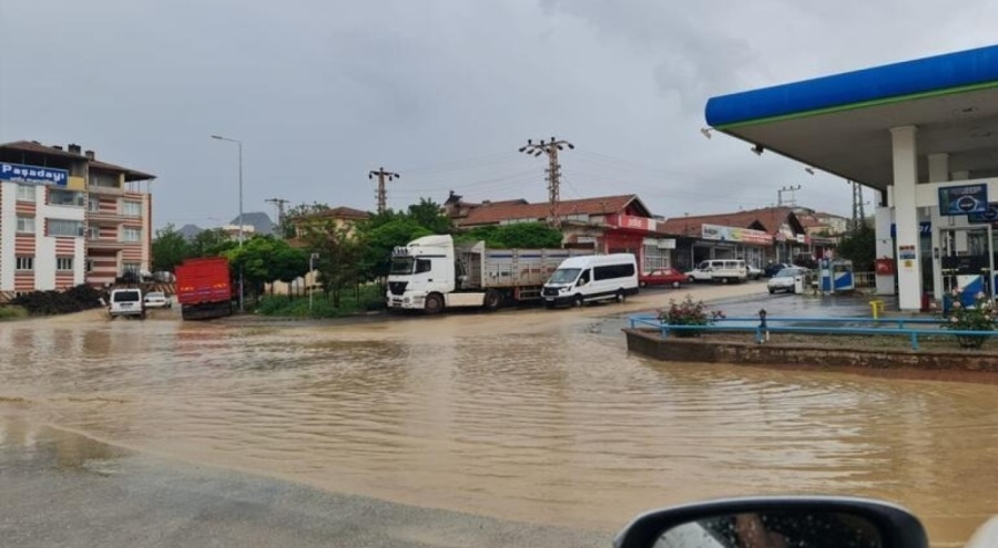 Kayseri- Niğde yolunda sel sebebiyle trafik kapandı