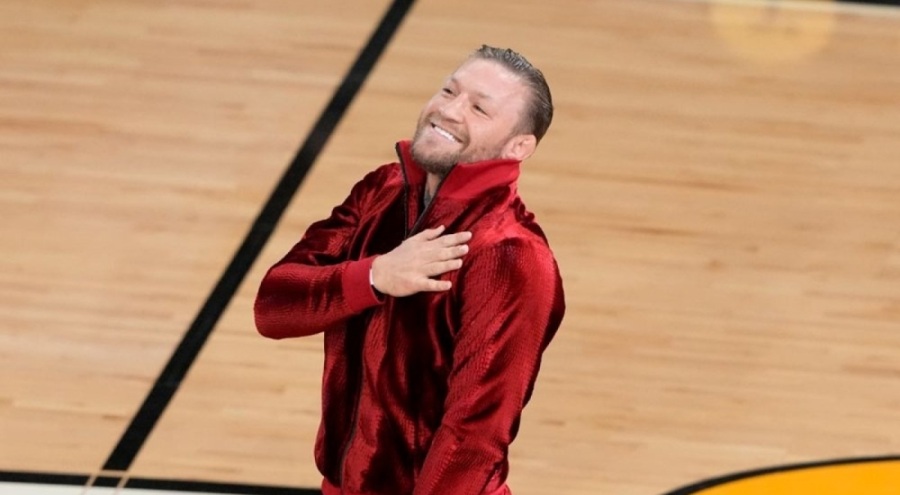 NBA maskotunu yumruklayarak hastanelik etti