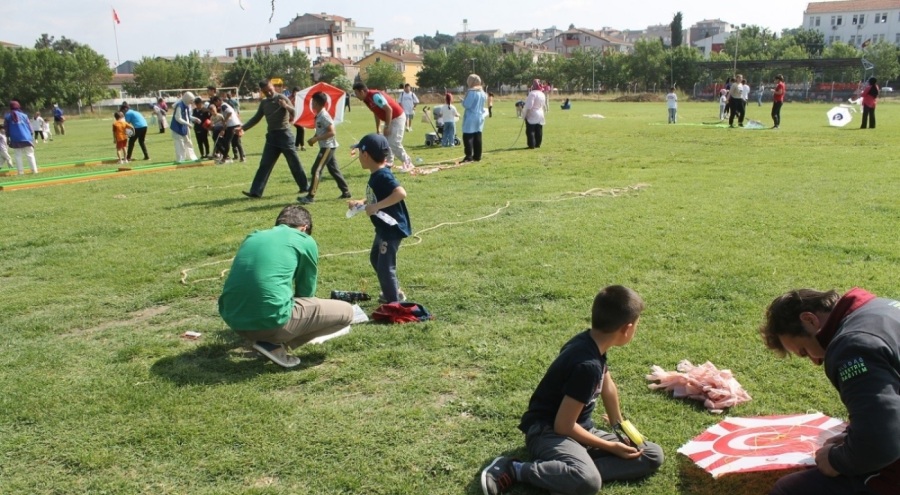 Manyas'taki stadyumda uçurma şenliği gerçekleştirildi