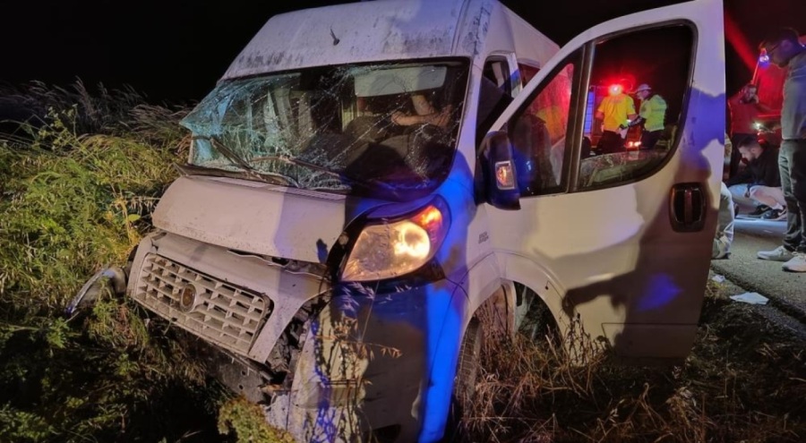 Balıkesir'de lastiği patlayan servis aracı şarampole yuvarlandı: 14 yaralı
