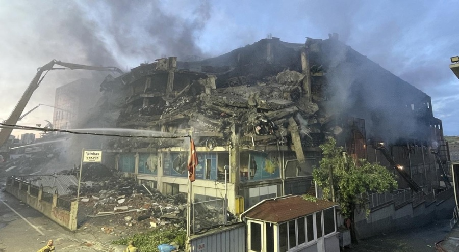 İstanbul'daki fabrika yangını devam ediyor