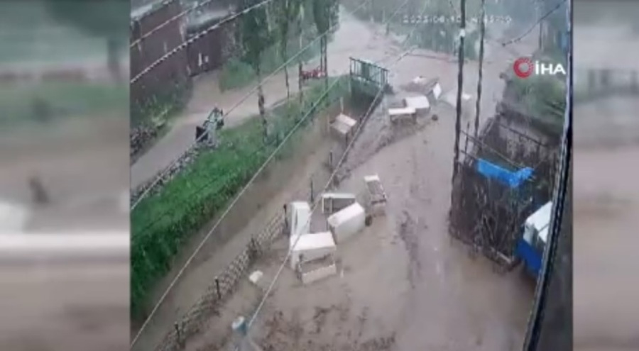 Afyon'da sel beyaz eşyaları sürükledi