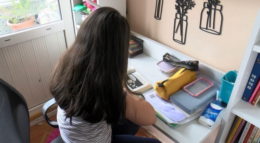 Odasında kitap okuyan 8 yaşındaki kız ölümden döndü