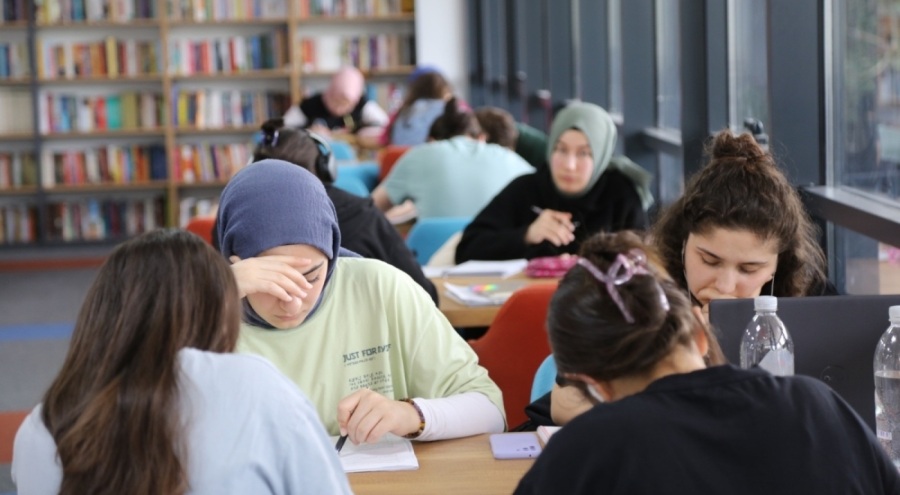 Bursa Gürsu'daki modern kütüphane ziyaretçilerini ağırlıyor