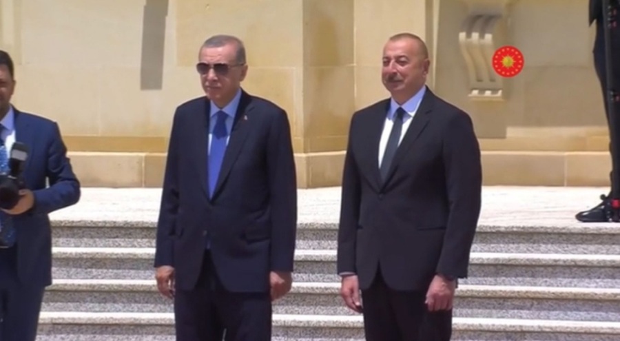 Erdoğan, Azerbaycan'da İlham Aliyev tarafından resmi törenle karşılandı