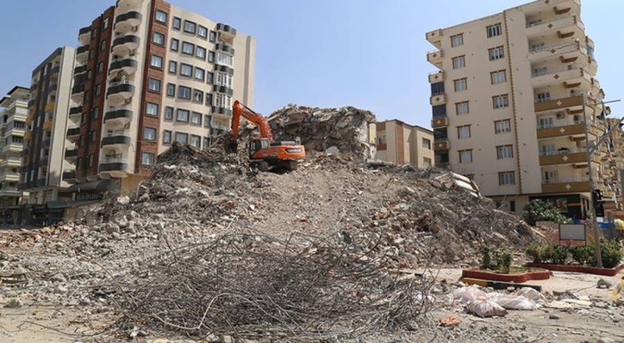 Deprem bölgesinde ağır hasarları binaların yıkımı devam ediyor