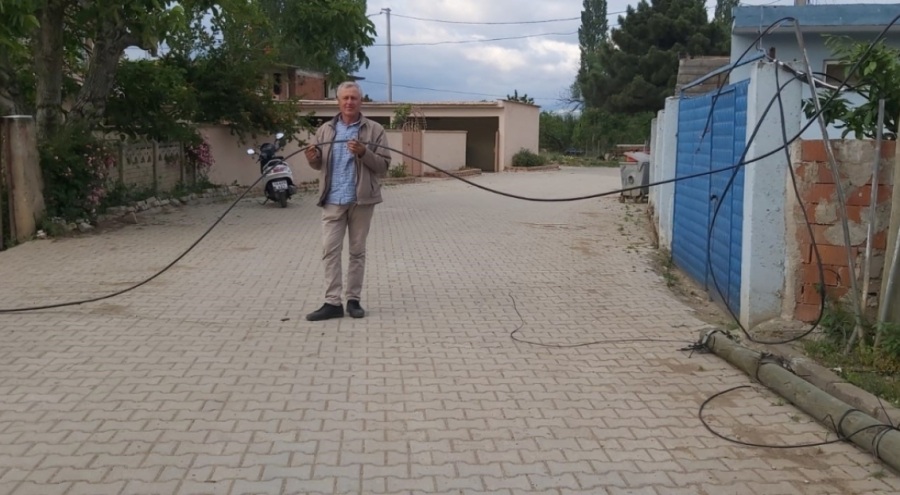 Direğe çarpan tır evleri internetsiz bıraktı