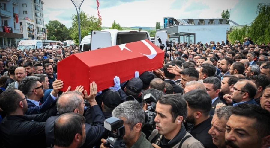 Fabrika patlamasında hayatını kaybeden işçiler, defnedildi