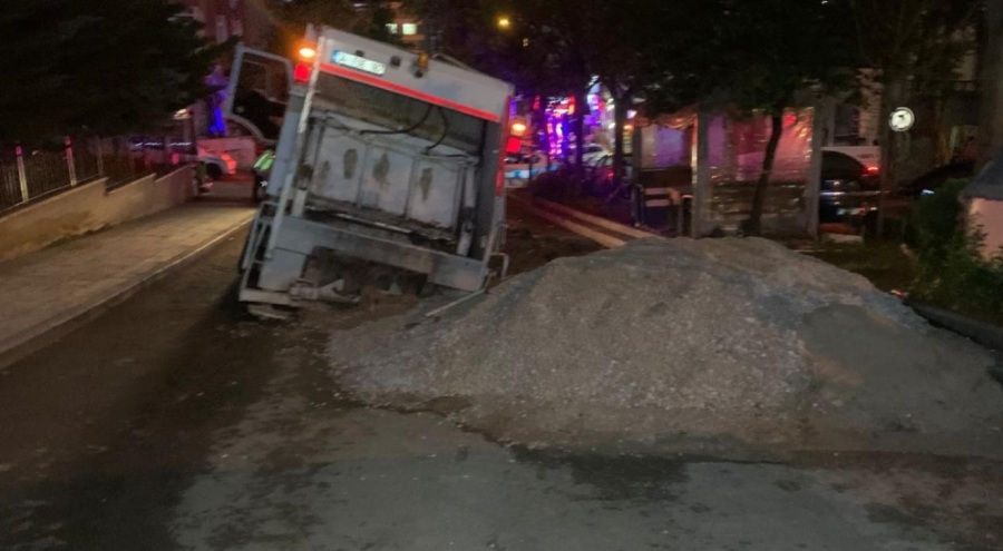 Ankara'da çamura saplanan çöp kamyonu işçilerin üzerine devrildi