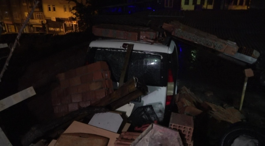 Kastamonu'da istinat duvarı çöktü, araçlar altında kaldı