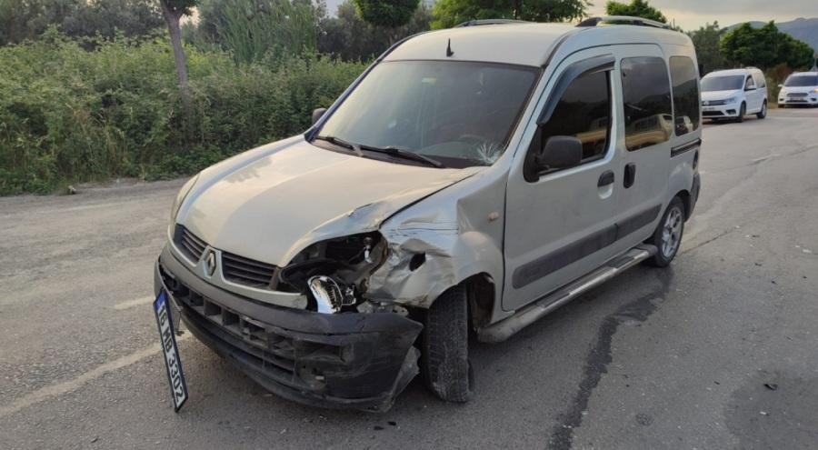 Bursa'da motosiklet hafif ticari araçla çarpıştı: Motosiklet sürücüsü yaralı!