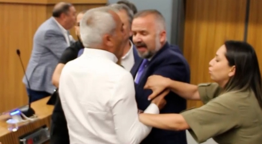 İzmir Büyükşehir Belediye Meclisi'nde arbede yaşandı