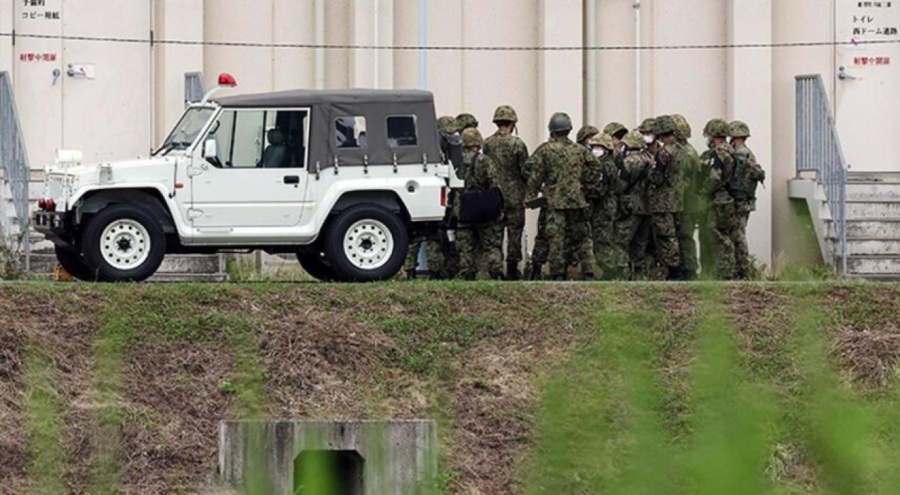 Japonya'da acemi asker iki subayı vurdu