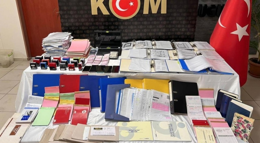 İzmir'de vergi suçundan aranıyordu! Ofisinden 1 milyar liralık naylon fatura çıktı