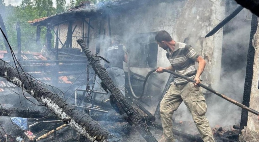 Tek katlı ev çıkan yangında kullanılamaz hale geldi