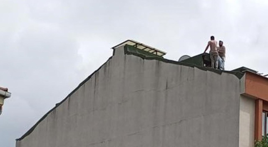 İntihar etmek için çatıya çıkan adamı döve döve aşağı indirdi