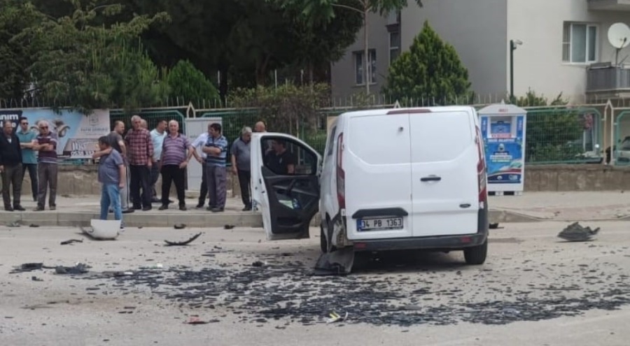 Bursa'da para taşıyan zırhlı banka minibüsü ile kamyonet çarpıştı!