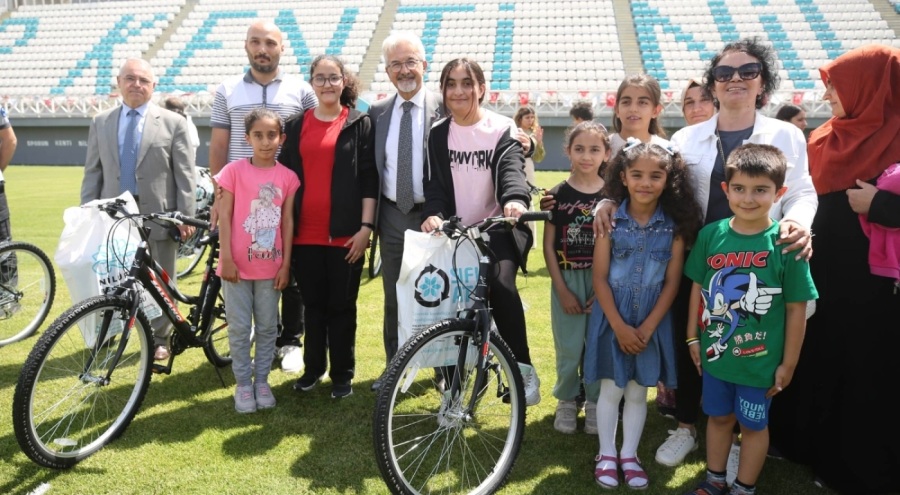 Bursa Nilüfer Belediyesi'nden en çalışkan öğrencilere bisiklet