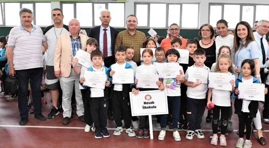 Bursa'da minik tenisçiler sertifikalarını aldı