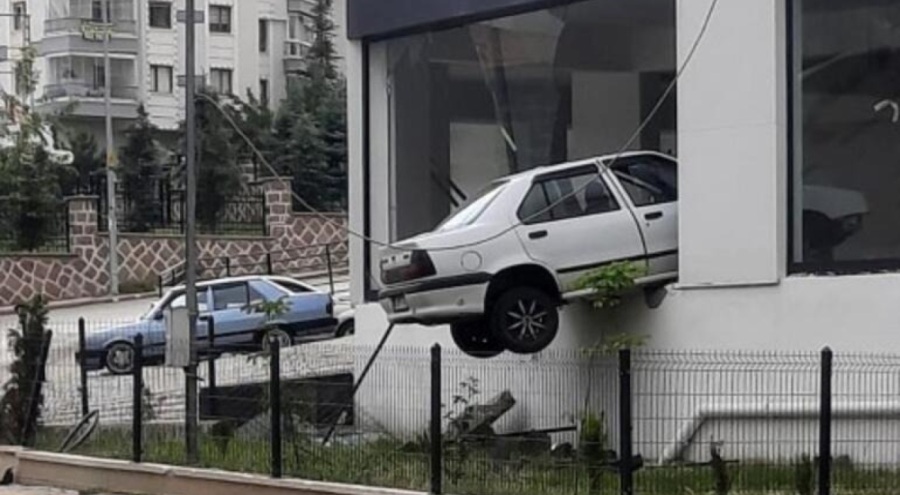 Ankara'da kaldırıma çarpıp havalanan otomobil, binada asılı kaldı